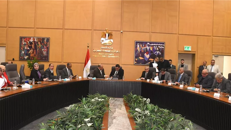 وزير الإسكان يعقد اجتماعه الدوري مع أعضاء مجلسي 