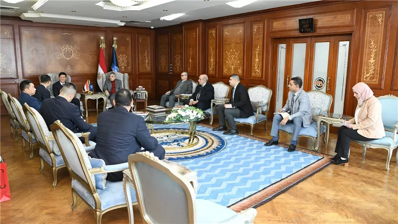 الفريق أسامة ربيع يبحث سبل التعاون المشترك مع رئيس شركة فامسون الصينية
