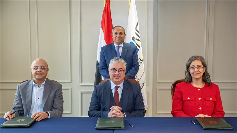 اقتصادية قناة السويس توقع عقود إنشاء ساحة شاحنات ذكية بميناء غرب بورسعيد مع محافظة بورسعيد 