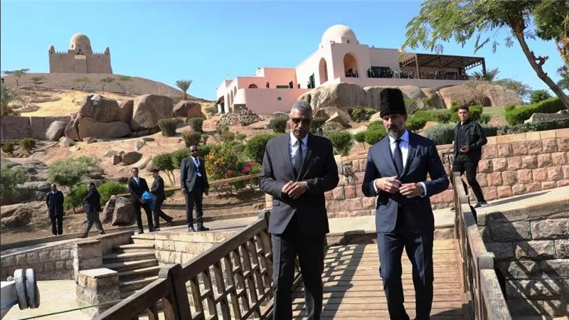 محافظ أسوان يتقدم مراسم دفن الأمير كريم الأغاخان برفقه الأمير الجديد رحيم الحسينى الأغاخان الخامس