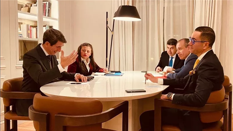 وزير الاستثمار والتجارة الخارجية يلتقي أعضاء الجمعية الإسبانية للهيدروجين 