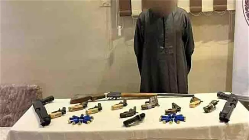 بنادق خرطوش وأقراص مخدرة .. القبض على أخطر تجار السلاح بأسيوط