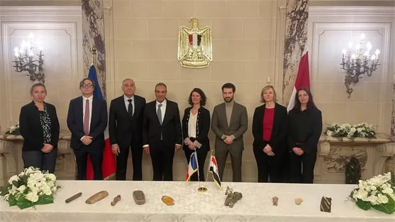 وزير الخارجية يحضر مراسم استرداد قطع اثرية مصرية بمقر السفارة المصرية في باريس