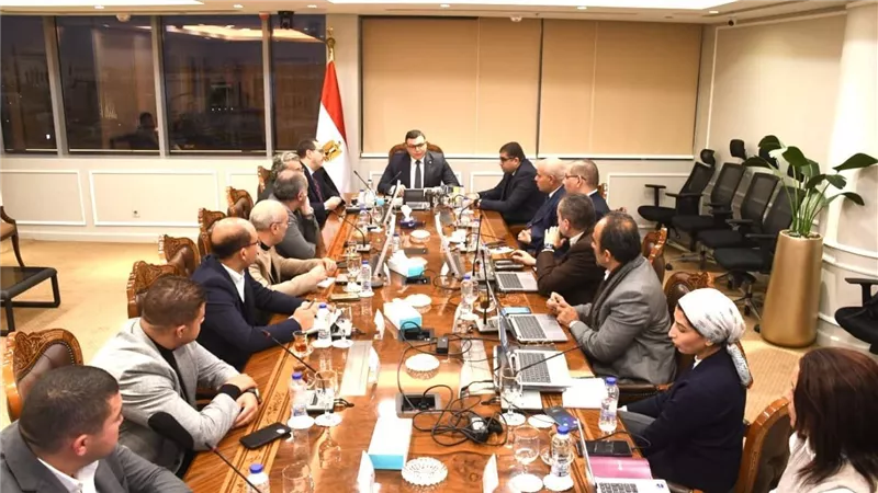 وزير الإسكان يعقد اجتماعا مع مسئولي شركة 