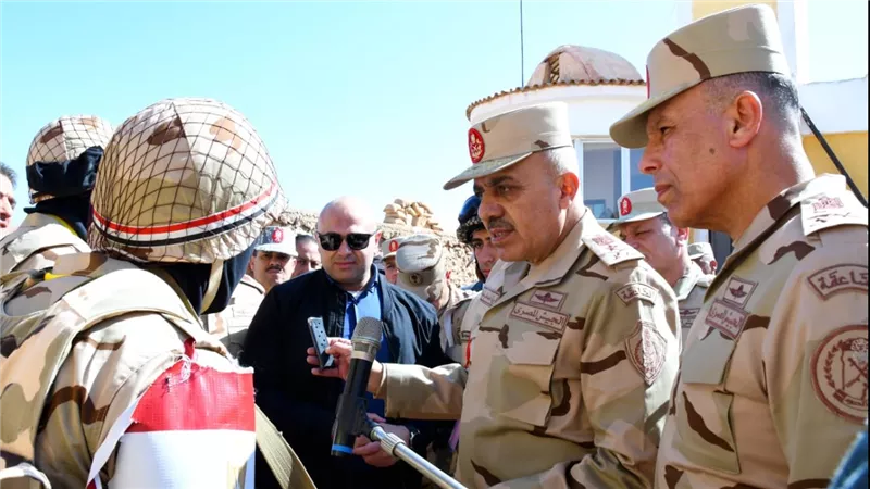 الفريق أحمد خليفة رئيس أركان حرب القوات المسلحة يتفقد إجراءات التأمين على الإتجاه الإستراتيجى الغربى