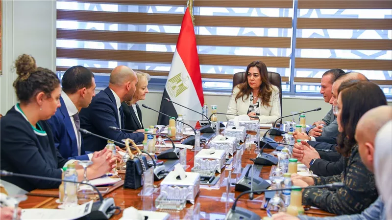 وزيرة التنمية المحلية تتابع مع وفد البنك الأوروبي لإعادة الإعمار والتنمية ملفات التعاون المشترك بين الجانبين
