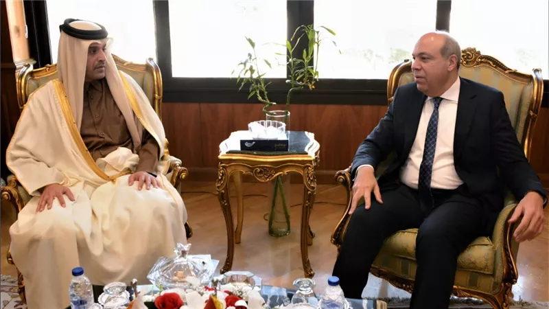 وزير الطيران يلتقي وزير النقل و المواصلات القطري لبحث آليات تعزيز التعاون الثنائي في مجال الطيران المدني
