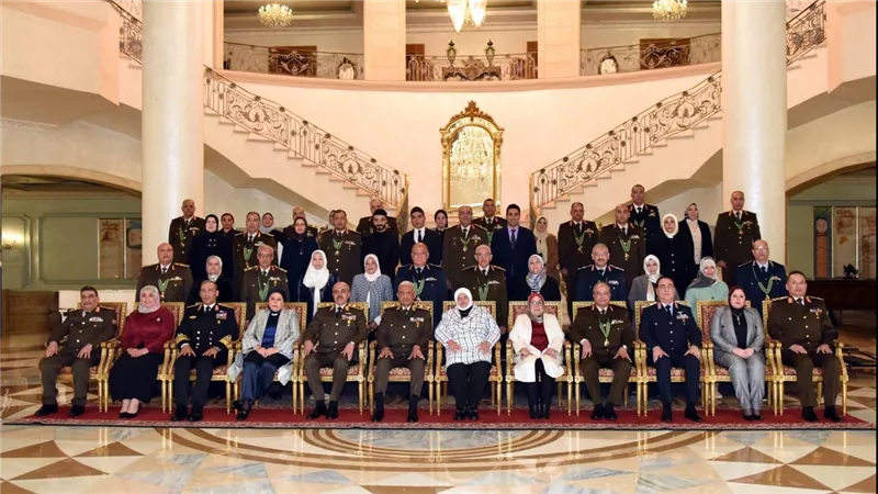 الفريق أول عبد المجيد صقر القائد العام للقوات المسلحة وزير الدفاع والإنتاج الحربى يكرم عدداً من القادة الذين أوفوا العطاء بالقوات المسلحة