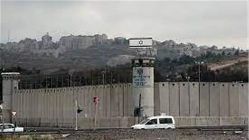 إسرائيل تجبر الأسرى الفلسطينيين على ارتداء ملابس طبع عليها عبارة من التوراة