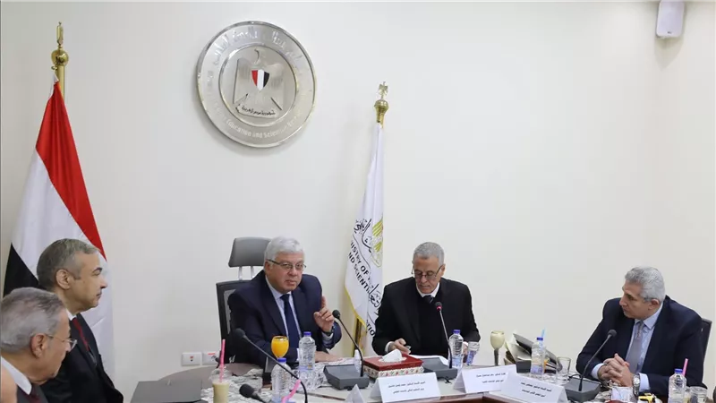عاشور يوجه بضرورة تقديم تجربة تعليمية متطورة في الجامعات الأهلية الجديدة
