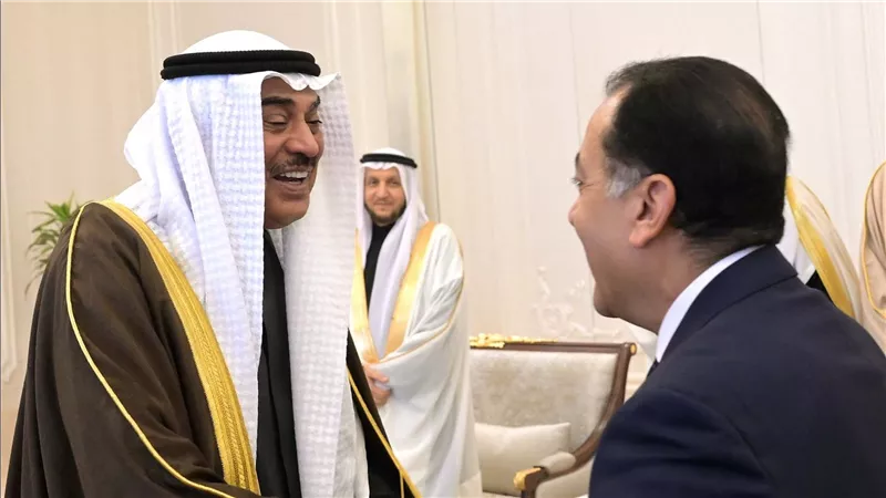 ولي عهد الكويت يستقبل رئيس الوزراء لبحث أوجه التعاون والتنسيق في عدد من القضايا والموضوعات