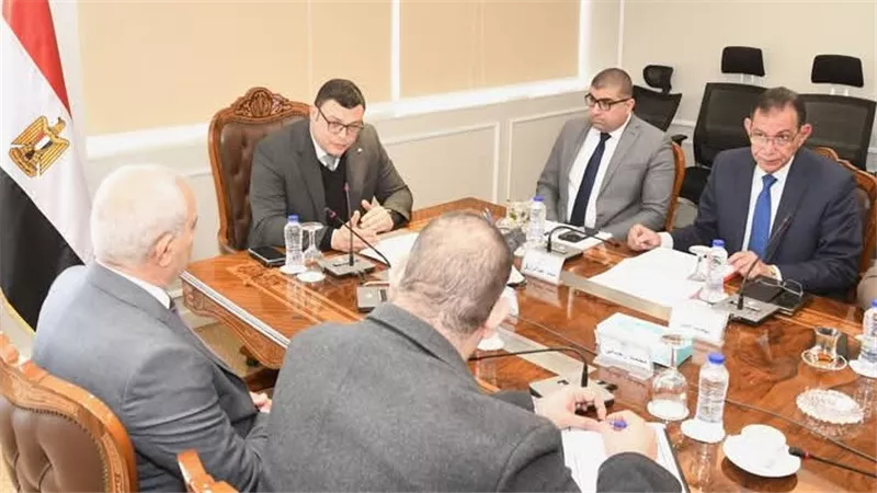 وزير الإسكان يلتقي مسئولى الشركة الوطنية لإنشاء وتنمية وادارة الطرق لمناقشة سبل التعاون 