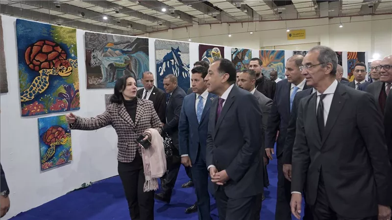 رئيس الوزراء يتفقد عددا من أجنحة معرض ومؤتمر 