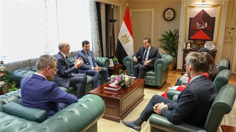وزير الصحة يعقد اجتماعا مع وزير الشباب والرياضة ورئيس الاتحاد الدولي للرياضات الجامعية