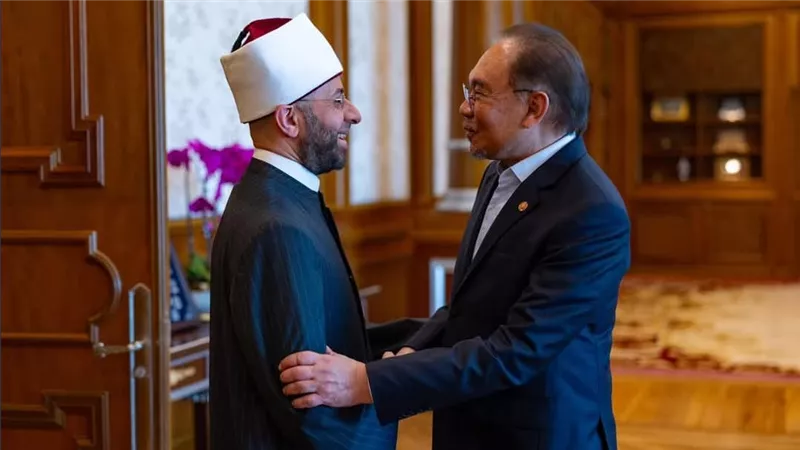 في العاصمة بوتراجايا.. رئيس وزراء ماليزيا يستقبل وزير الأوقاف لتعزيز التعاون الديني والثقافي