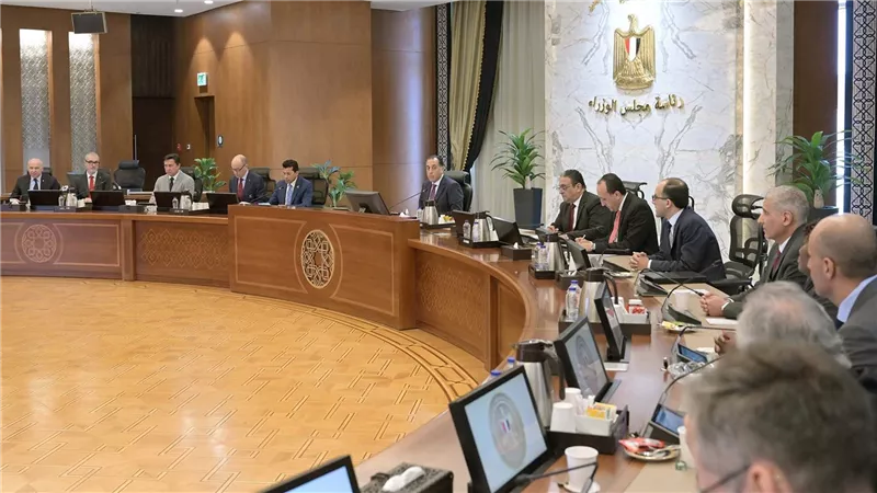 رئيس الوزراء يجتمع مع رئيس الاتحاد الدولي للرياضة الجامعية والوفد المرافق له
