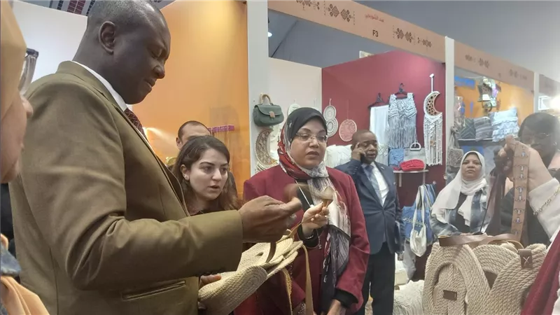 سفير جمهورية الكونغو الديمقراطية بالقاهرة يزور معرض«ديارنا للحرف اليدوية والتراثية»