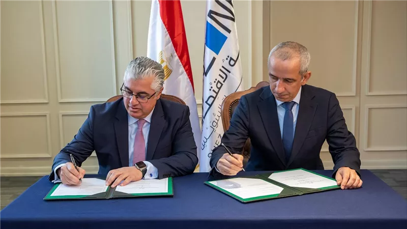باستثمارات 120 مليون دولار.. رئيس اقتصادية قناة السويس يُوقع عقد مشروع 