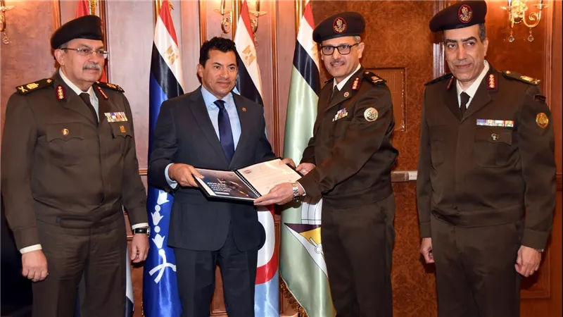 مركز البحوث الطبية والطب التجديدى للقوات المسلحة يستقبل وزير الشباب والرياضة وعدد من قيادات الوزارة للإطلاع على مشروع الجينوم الرياضى 