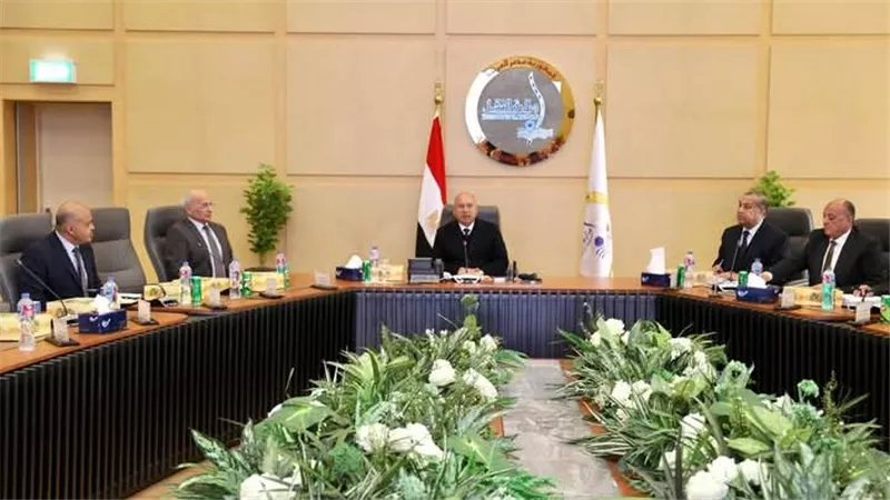 وزير الصناعة والنقل يترأس اجتماع الجمعية العامة للشركة القابضة لمشروعات الطرق والكباري 