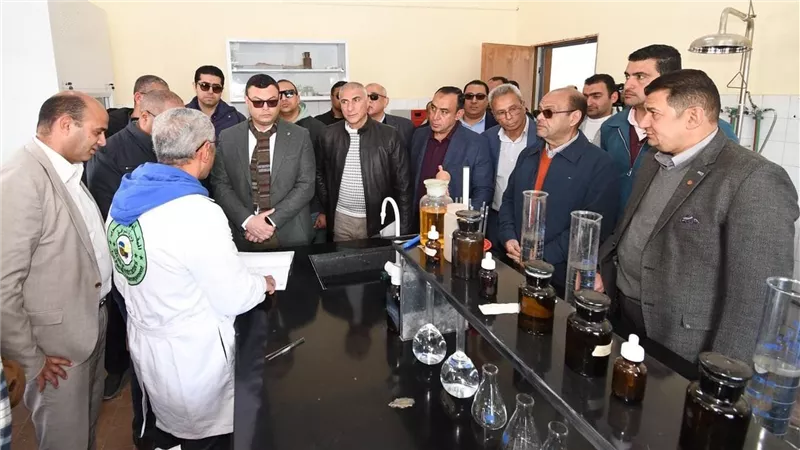 وزير الإسكان يتفقد محطة الصرف الصحي بطاقة 30 ألف م3/يوم ومنظومة ري المسطحات الخضراء بمياه الصرف المعالجة 