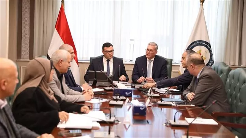 وزيرا البترول والإسكان يبحثان سبل تعزيز التعاون
