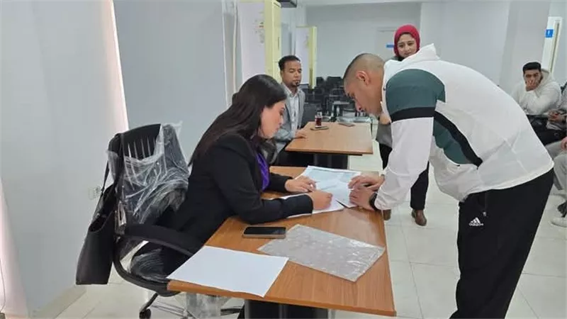 وزير العمل يعلن تسليم 36 عقد عمل لمدربين مصريين للعمل في 