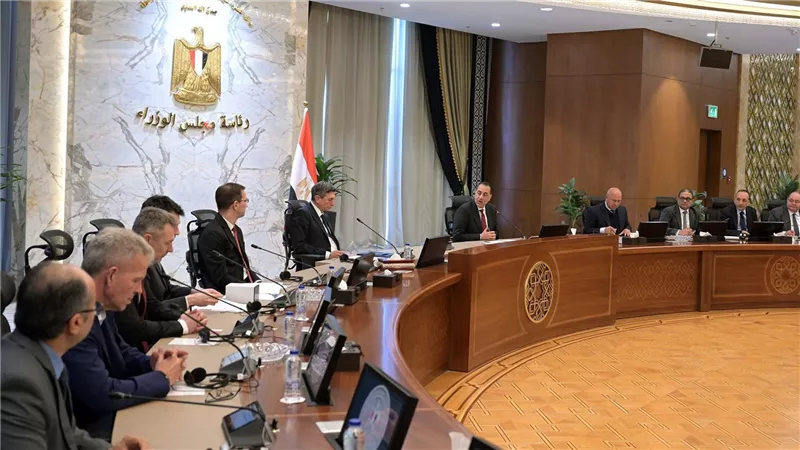 رئيس الوزراء يبحث تنفيذ مشروع للحد من حوادث السكك الحديدية بشراكة سلوفينية