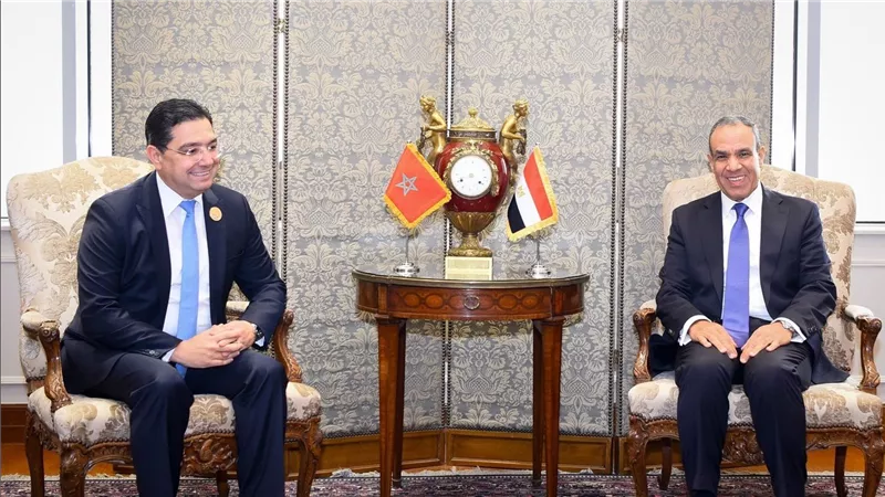 وزير الخارجية والهجرة يعقد اجتماعًا مع نظيره المغربي