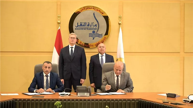 وزير النقل يشهد توقيع عقد منح التزام لإعادة تسليم البنية الفوقية لمحطة تسهيلات بحرية بالدخيلة