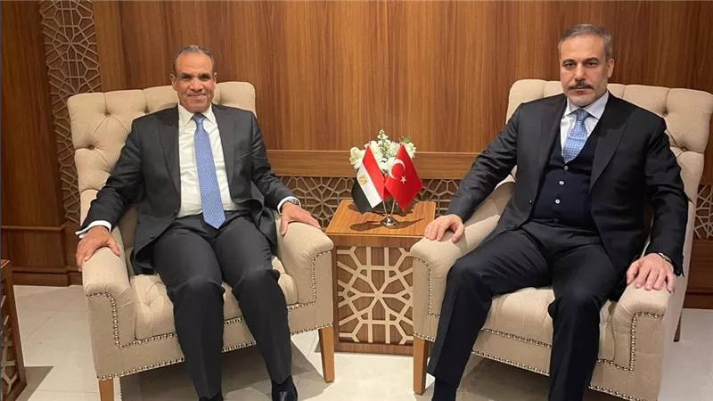 وزير الخارجية والهجرة يعقد لقاءً مع نظيره التركي على هامش الاجتماع الاستثنائي لمنظمة التعاون الإسلامي