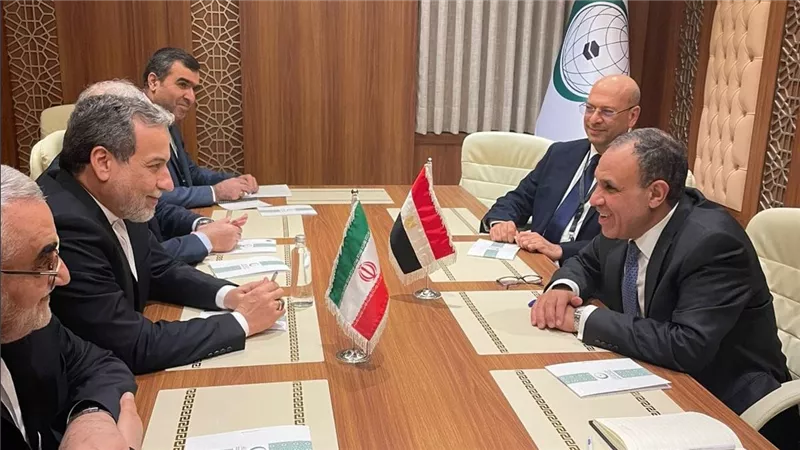 وزير الخارجية يلتقي بوزير خارجية إيران علي هامش الاجتماع الاستثنائي لوزراء خارجية منظمة التعاون الإسلامي