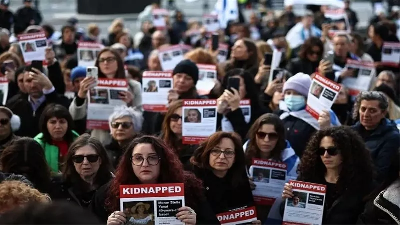 عائلات المحتجزين الإسرائيليين تدعو لاعتصام متواصل أمام مقر وزارة الدفاع