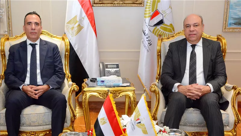 وزير الطيران يبحث مع وفد شركه 