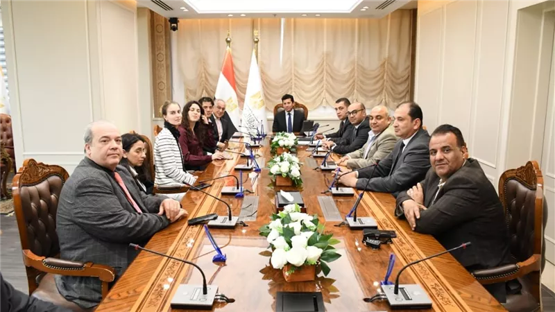 وزير الرياضة يلتقي وفد لجنة رفع الأثقال باللجنة البارالمبية الدولية