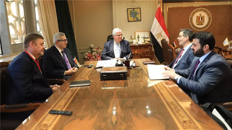 وزير التعليم العالي يبحث آليات تعزيز التعاون مع وفد جامعة إيست إنجليا البريطانية