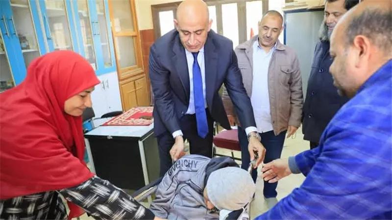 وزير التربية والتعليم يجري جولة مفاجئة بعدد من مدارس محافظة الفيوم 