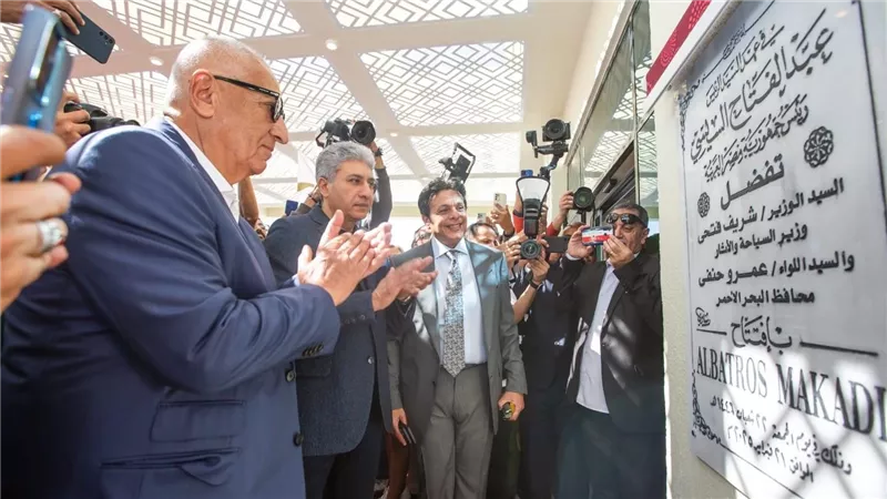  وزير السياحة والآثار يفتتح منتجع سياحي جديد بمنطقة خليج مكادي بمدينة الغردقة