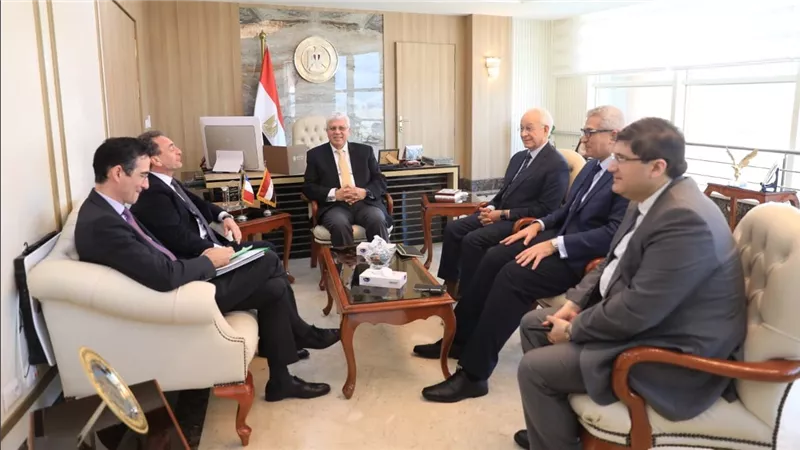 وزير التعليم العالي يبحث تعزيز التعاون مع السفير الفرنسي في مصر