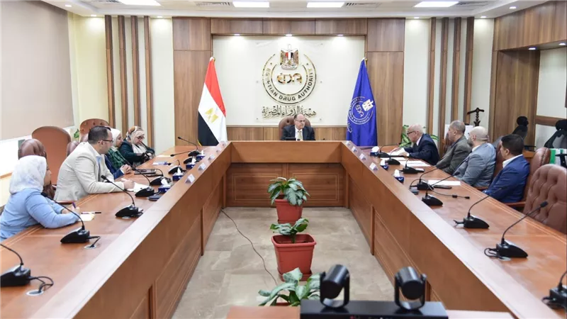 رئيس هيئة الدواء يناقش مع ممثلي شعبة الأدوية بالاتحاد العام للغرف التجارية آليات تحديث سياسات تسجيل المستحضرات الدوائية