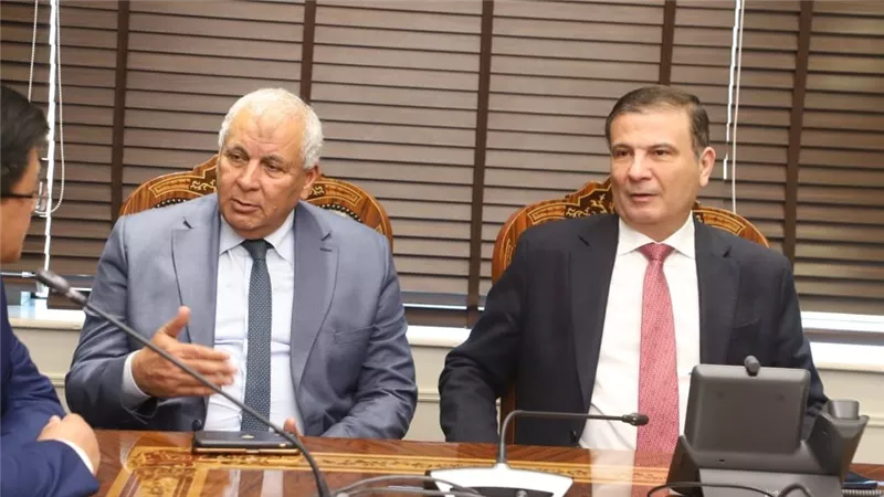 وزير الزراعة ومحافظ الوادي الجديد يبحثان مع وفد رجال الأعمال الصينين تعزيز الاستثمار الزراعي في مصر