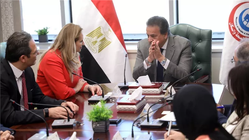 وزير الصحة يبحث مع وفد شركة 