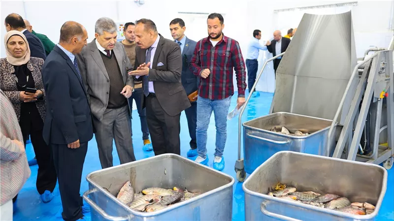 الفريق أسامة ربيع يشهد التشغيل التجريبي لمصنع تعبئة وتغليف الأسماك والجمبري بشركة الاستزراع المائي