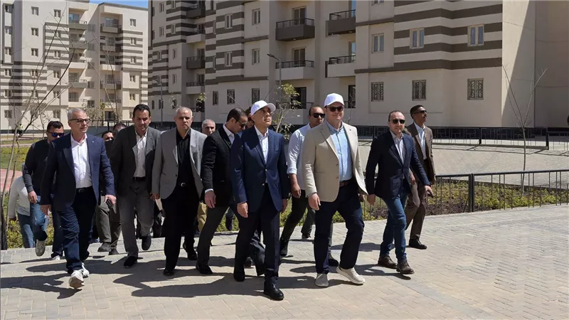 رئيس الوزراء يسلم عقود وحدات سكنية ضمن المبادرة الرئاسية 