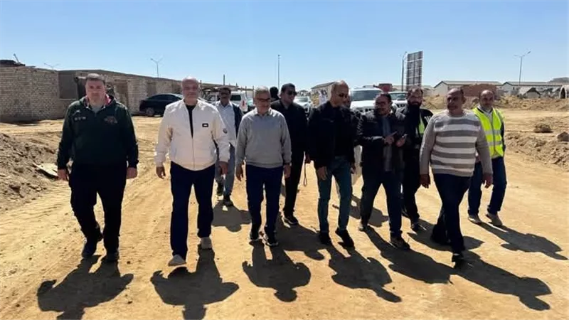 وزير الإسكان يتابع مشروعات المرافق والطرق لأراضي 