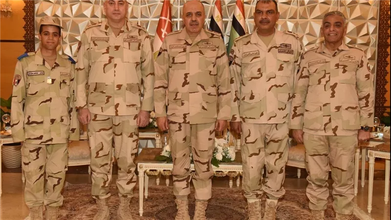 الفريق أحمد خليفة رئيس أركان حرب القوات المسلحة يتناول وجبة الإفطار مع مقاتلى هيئة الإمداد والتموين