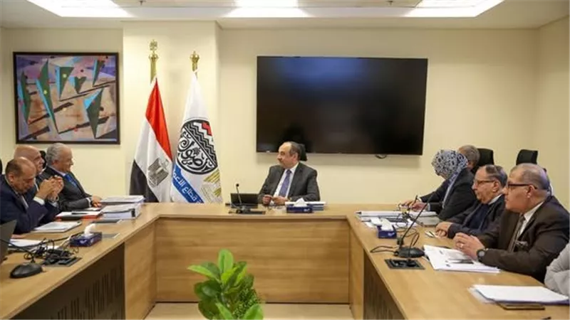 وزير قطاع الأعمال العام يستعرض موقف مشروعات 