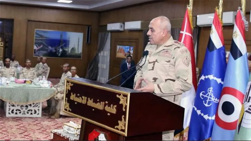الفريق أحمد خليفة رئيس أركان حرب القوات المسلحة يتناول وجبة الإفطار مع أعضاء هيئة تدريس وطلبة كلية الضباط الإحتياط