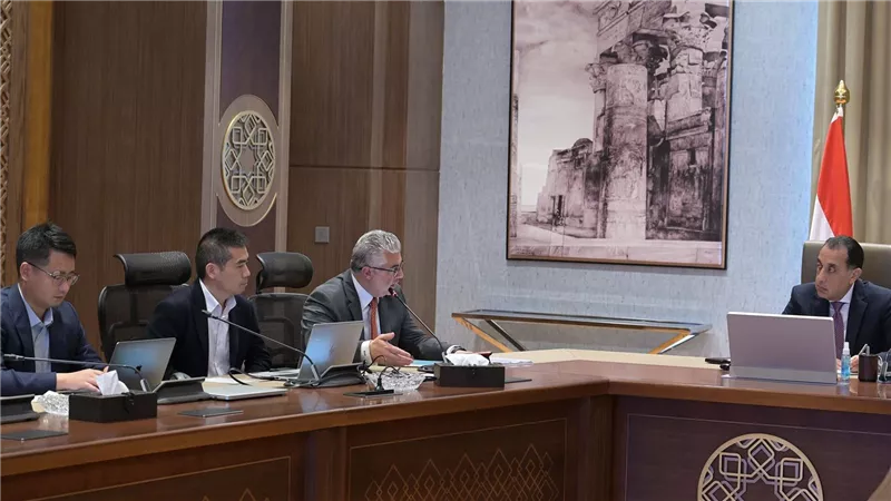 رئيس الوزراء يستعرض خطة إقامة مشروع لتوطين صناعة زجاج الألواح الشمسية بالمنطقة الاقتصادية لقناة السويس باستثمارات 700 مليون دولار