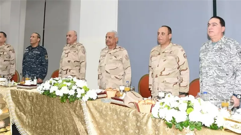 الفريق أول عبد المجيد صقر القائد العام للقوات المسلحة وزير الدفاع والإنتاج الحربى يتناول وجبة الإفطار مع مقاتلى المنطقة المركزية العسكرية وقوات حرس الحدود والمظلات والصاعقة 